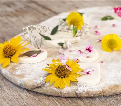 Blumenanhänger aus Salzteig – der Sommer wird bunt! Blumenanhänger aus Salzteig – der Sommer wird bunt!