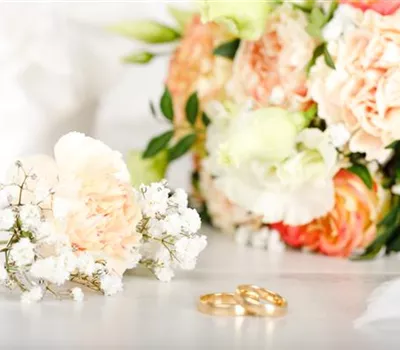 Blumen zur Hochzeit – ideales Geschenk oder doch eher überflüssig? Blumen zur Hochzeit – ideales Geschenk oder doch eher überflüssig?