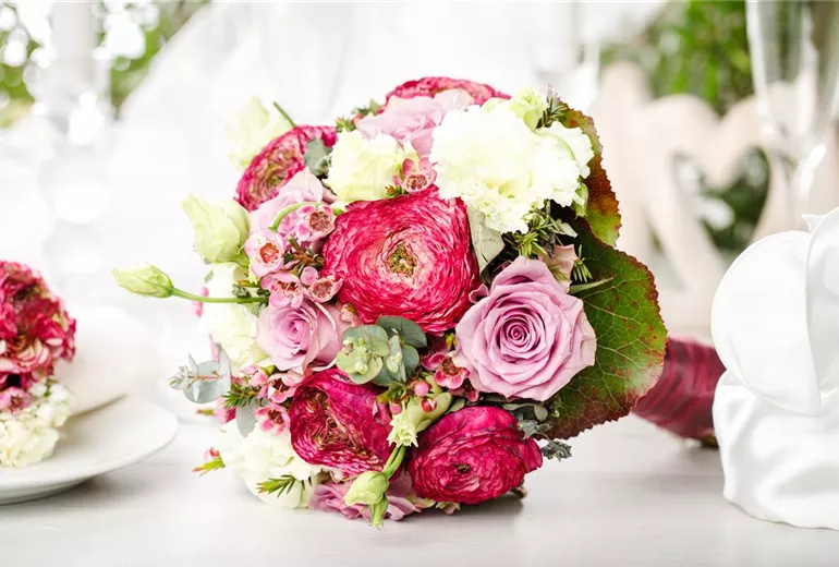Tischdekoration mit Blumenstrauss