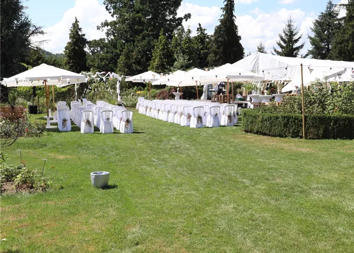 Hochzeit im Eventgarten mit Zelt