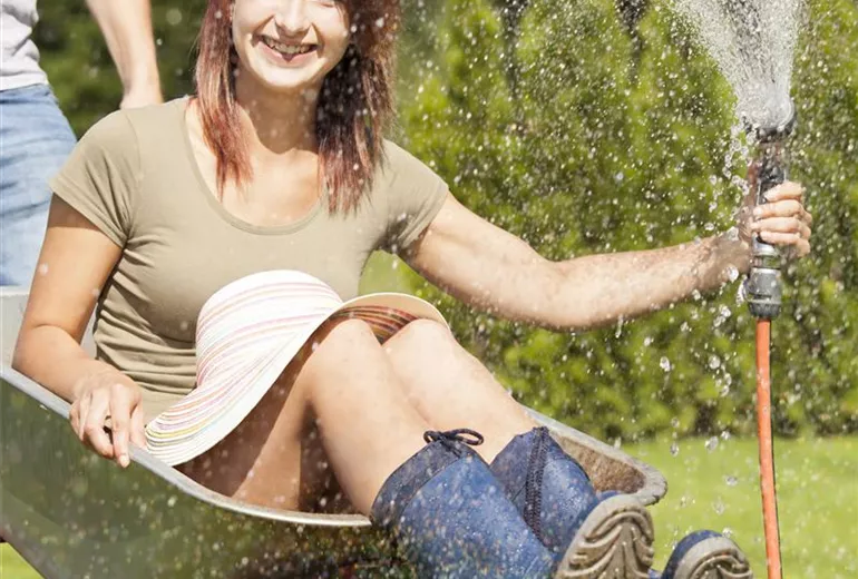 Frau in Schubkarre Frau in Schubkarre