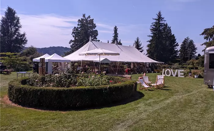Tipizelt im Schaugarten / Eventgarten für Hochzeit mit Foodtruck